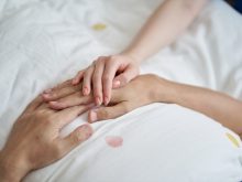 寝たきりで筋力が低下すると廃用症候群になる？原因や予防法をご紹介